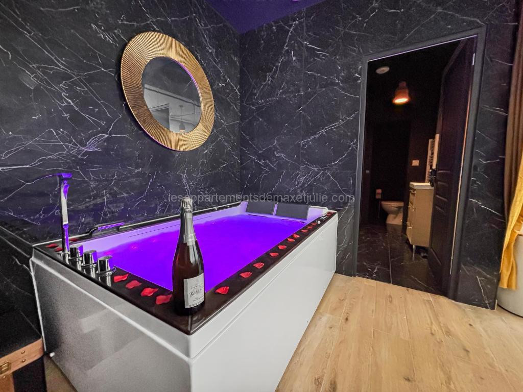 Photo de Jacuzzi privé, Sauna & Design Chic