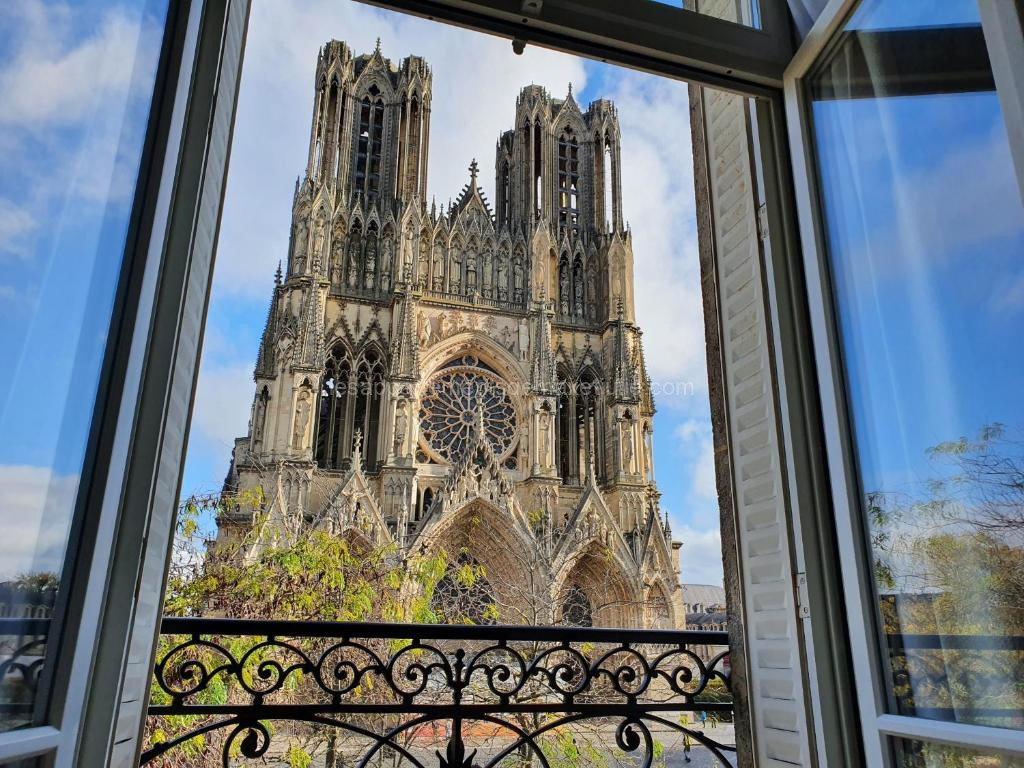 Photo de VUE EXCEPTIONNELLE sur la CATHÉDRALE, haut standing et garage privé