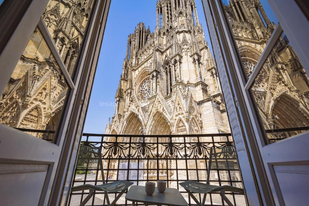 Photo de Au pied de la Cathédrale #vuemagique