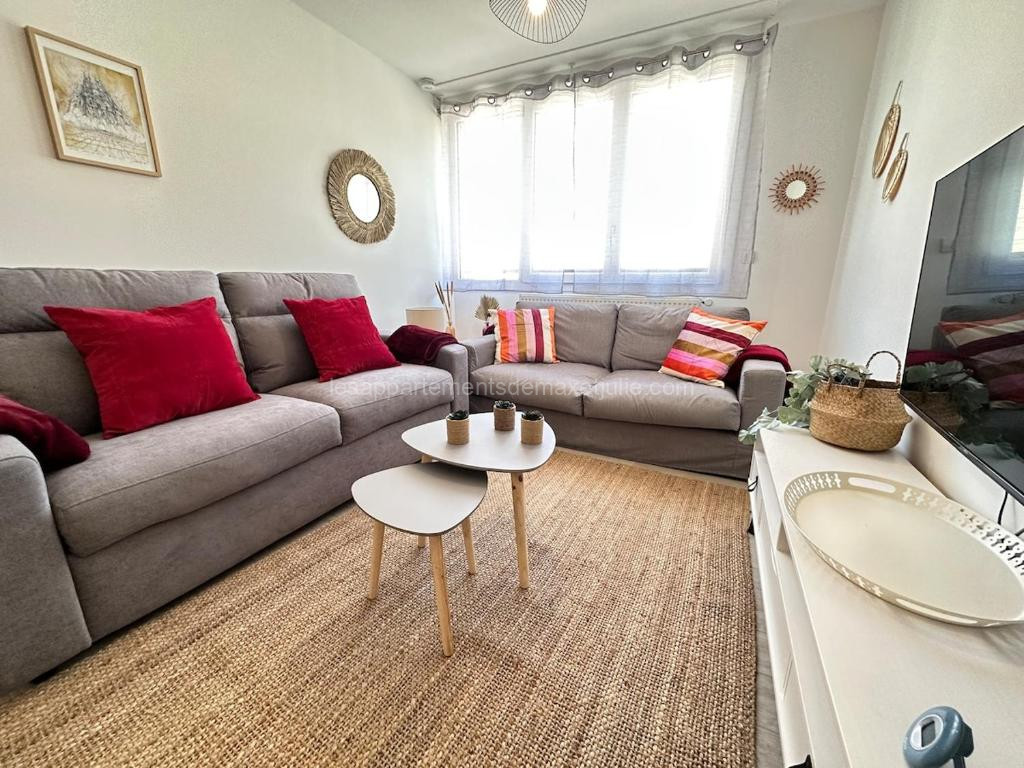 Photo de Les 3 Piliers grand T2 confortable avec parking