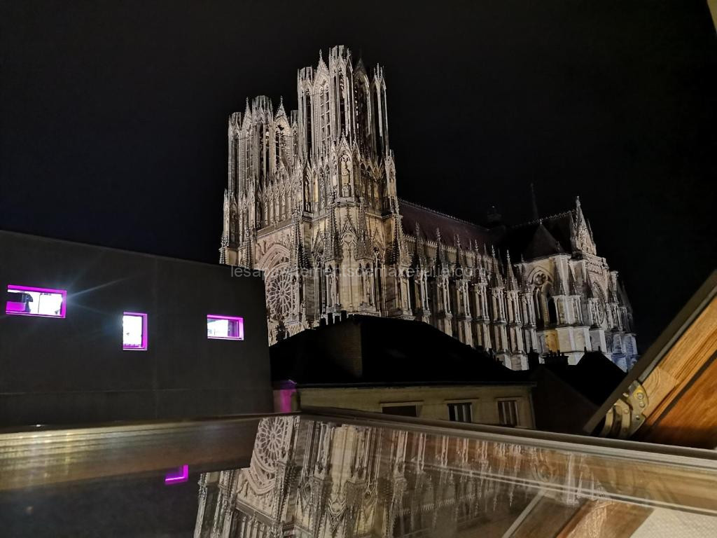 Photo de Logement Cosy rénové au pied de la Cathédrale avec climatisation