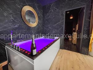 Jacuzzi privé, Sauna & Design Chic à Reims