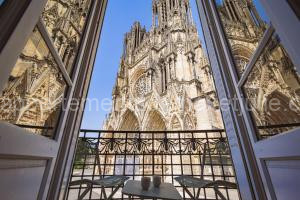 Au pied de la Cathédrale #vuemagique à Reims
