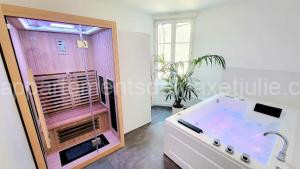 Appart SPA 80m2 avec terrasse balcon jacuzzi et sauna privatif en hyper centre Place Drouet d'Erlon à Reims