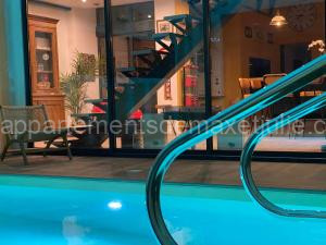 Loft Spa Reims-fr 250m2 privatifs, piscine intérieure chauffée, spa et parking à Reims