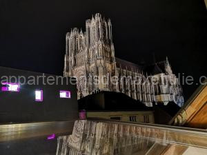 Logement Cosy rénové au pied de la Cathédrale avec climatisation à Reims